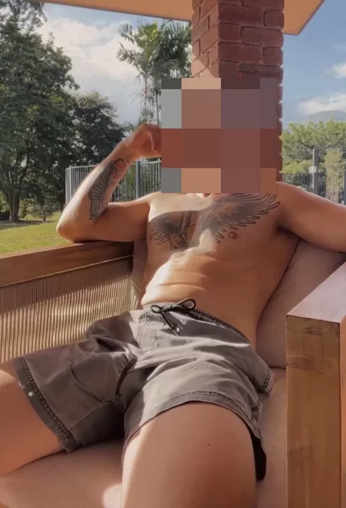 Jogando bola livremente sob o sol da tarde