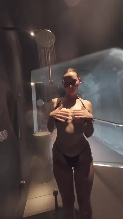 Je joue avec mes seins mouillés au Blue Lagoon