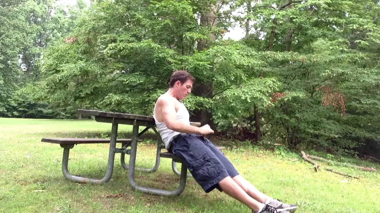 Branlette risquée et éjaculation dans un parc public, voitures passant aussi