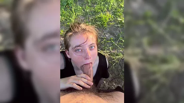 Une fille aux taches de rousseur fait une gorge profonde qui la rend addictive