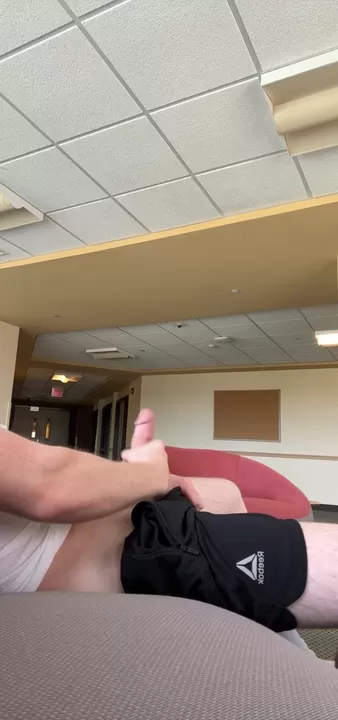 vidéo du dernier semestre où je me branle et éjacule sur moi-même dans le dortoir commun