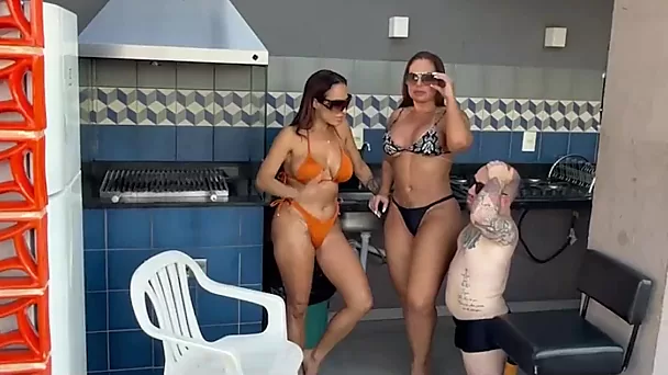 Quatuor avec des milfs salopes et un nain en vacances