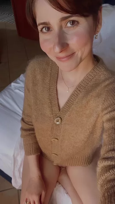 qu'est-ce qu'il y a sous mon cardigan de maman innocente... :P