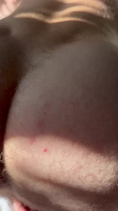 Papa die zich ertussen wurmt