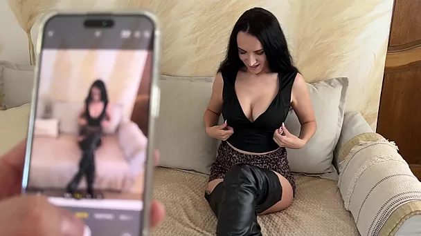 Une milf brune lui a demandé de prendre des photos épicées et a fini couverte de sperme pov