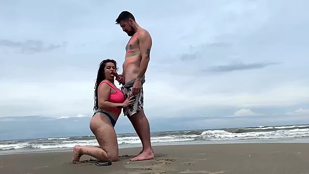 Opgewonden Braziliaanse bbw werkt met pik op het strand in het openbaar