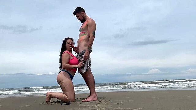 Erregte brasilianische BBW bearbeitet Schwanz an einem Strand in der Öffentlichkeit