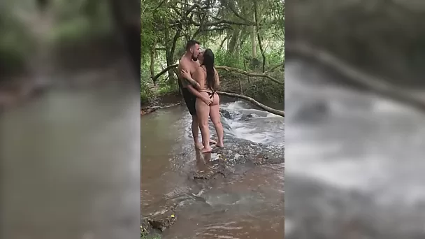 Baise en extérieur et risquée près de la cascade - amateur