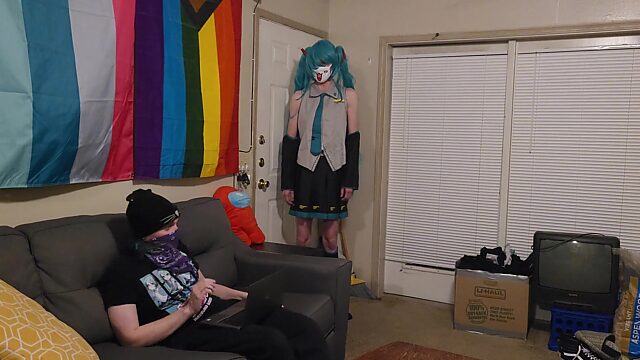 Hatsune-Miku-Cosplayer wird von besessenem Fan gekrönt