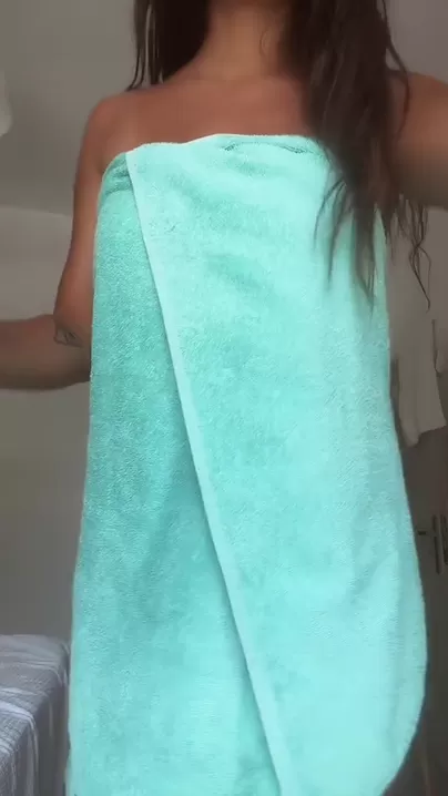 La fille dans la serviette est empilée