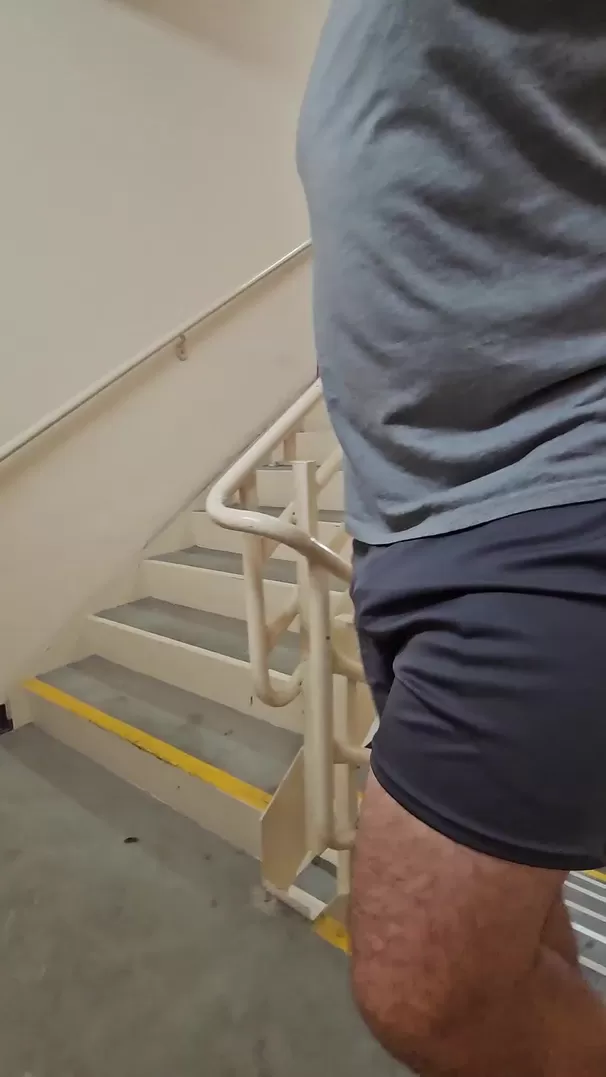 Ma douche ne fonctionne pas, je vais emprunter la tienne