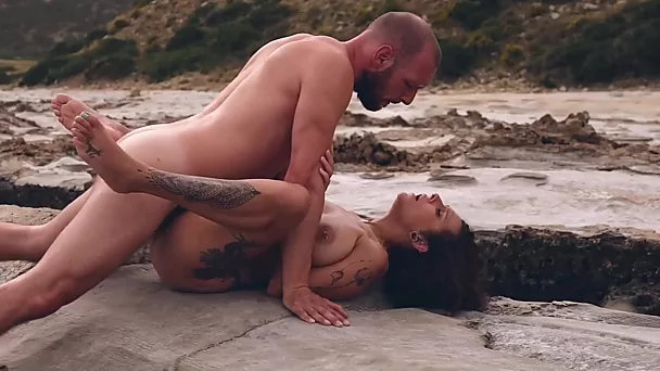 Les Allemands se salissent lors d'une séance de baise plutôt pittoresque au bord de la plage