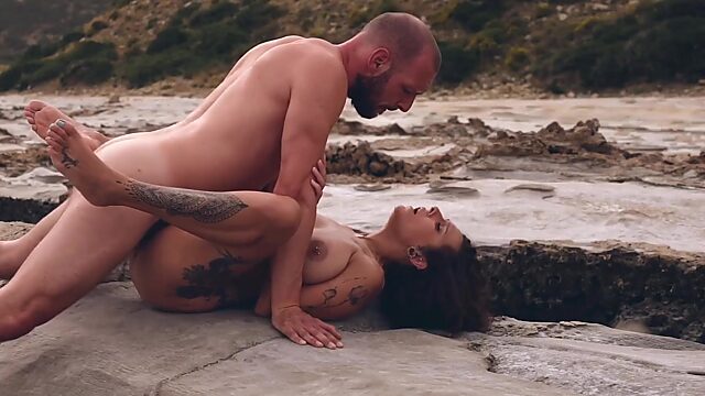 Die Deutschen machen sich bei einer malerischen Ficksession am Strand schmutzig