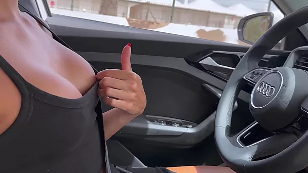 Une fille aux gros seins a ramassé un inconnu et l'a baisé à la maison