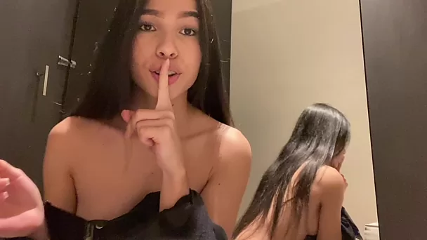 Une beauté latine se frotte le clitoris dans les vestiaires - solo érotique