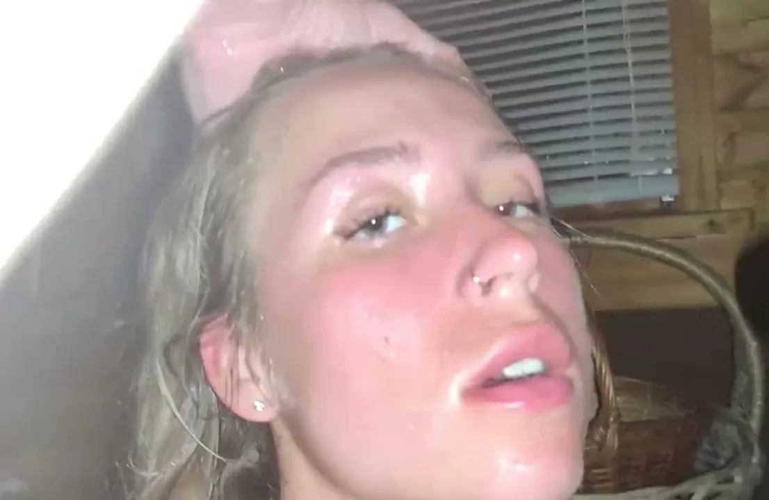 on s'est rencontrées en vacances et on s'est bien entendues, on allait baiser et elle a dû faire une vidéo pour la montrer à son copain à la maison parce que son copain aime la voir se faire couvrir de sperme