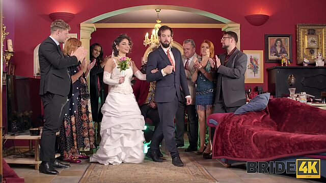 Die untreue Braut Lola Danger fickt mit einem Liebhaber direkt auf ihrer Hochzeit