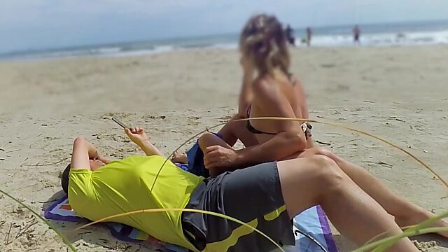 Gefährlicher und sinnlicher Blowjob an einem öffentlichen Strand von einer ungezogenen Milf.