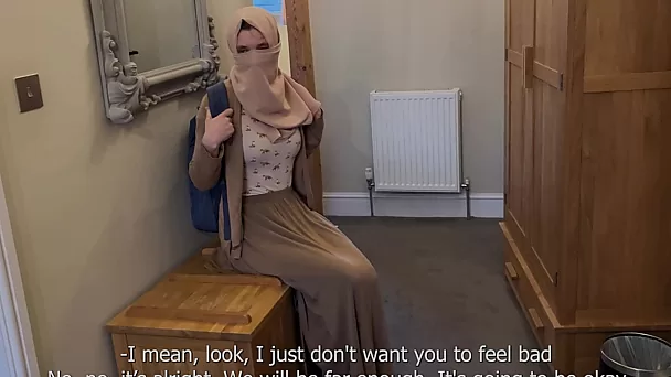 Une nouvelle belle-mère arabe partage sa vie dans une chambre d'hôtel avec un beau-fils excité