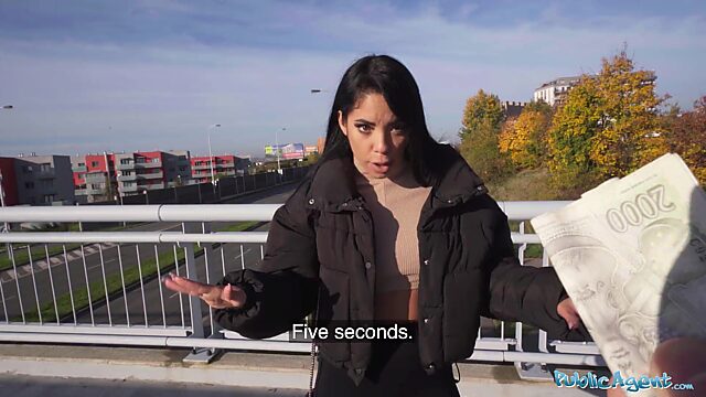 Die sexy, vollbusige Brünette Megan Fiore zeigt ihre Reize, bläst einen Schwanz im Freien und fickt mit einem Fremden