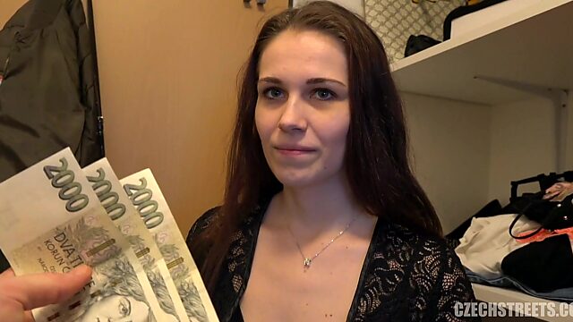 Tschechisches Mädchen nimmt für Geld Schwänze in alle Löcher!