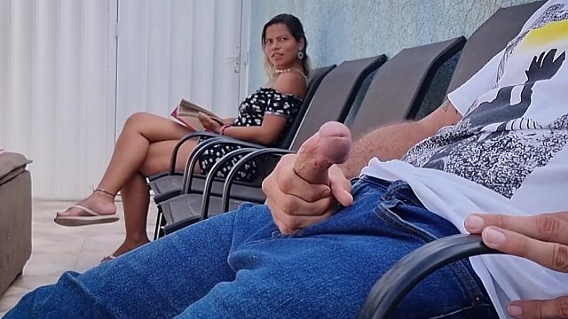 In der Schlange zum Zahnarzt und bekam seine Eier entleert