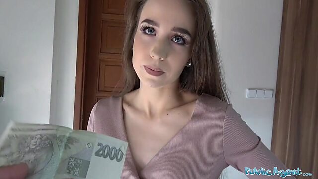 Ein Mann lockte eine saftige russische Hure mit einem schönen Körper mit Geld in eine Garage und fickte sie