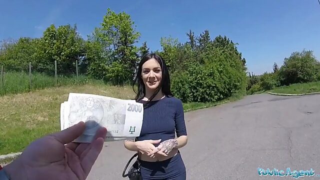 La pequeña morena Lullu Gun experimenta su primera follada en público en un parque con un extraño por dinero.