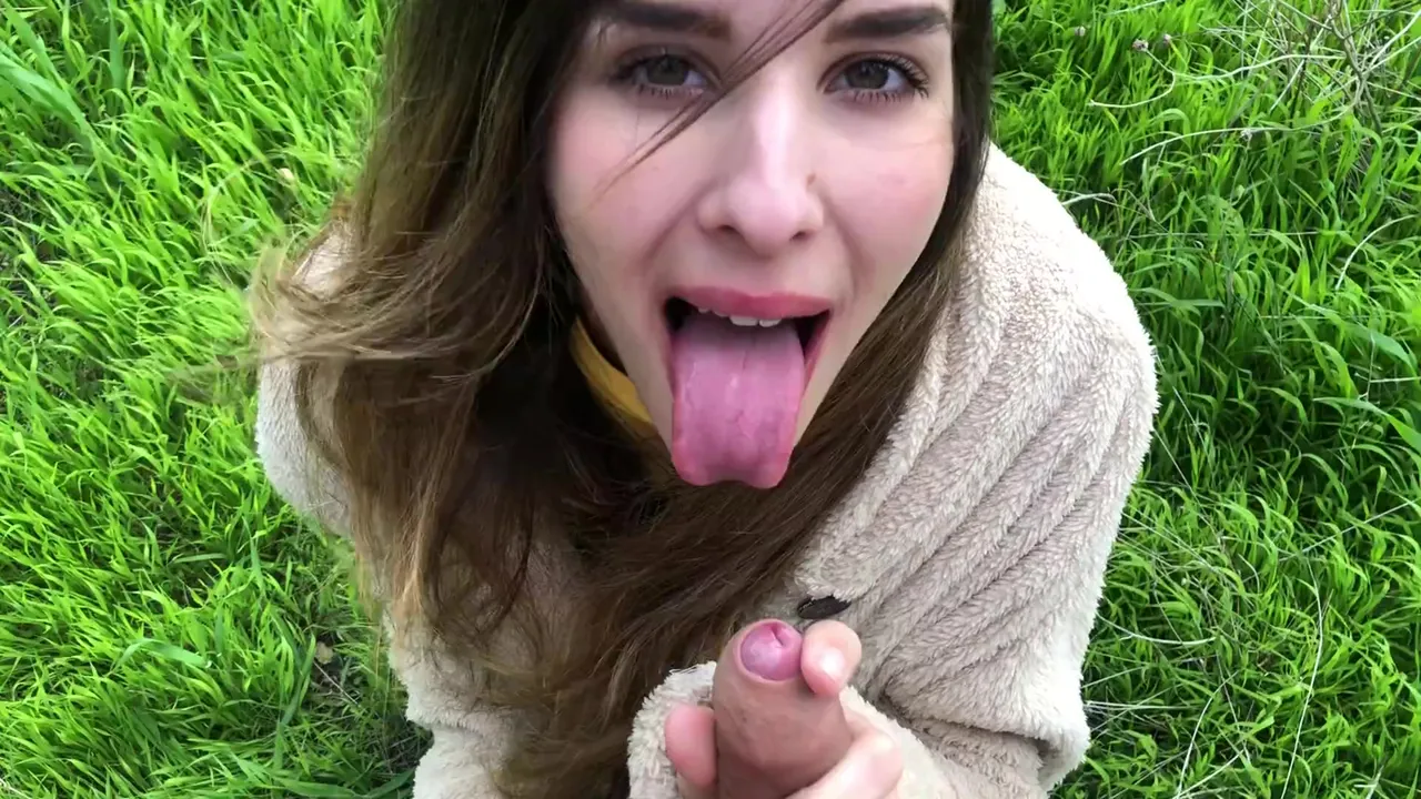 Wunderschöner Teenie befriedigt ihren Freund mit schnellem Outdoor-Blowjob HQ-Foto