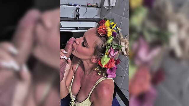 Heiße blonde Stiefschwester gibt schlampigen Blowjob