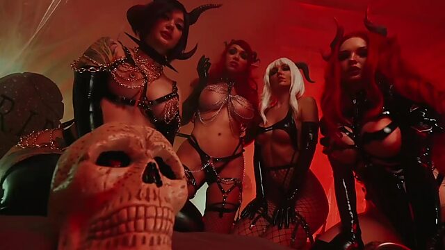 Orgía de cosplay de demonios cachondos: anal, corrida y diversión en grupo con disfraces infernales.