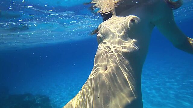 Una chica rusa con un cuerpo caliente disfruta del baño desnudo y se ve sexy.