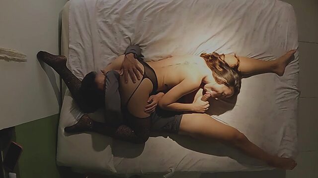 Pareja real sensual en pose 69 orgasmo