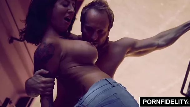 Porno muxlisi qattiq sikildi Hardkor porno ikki xoroz bilan eshak