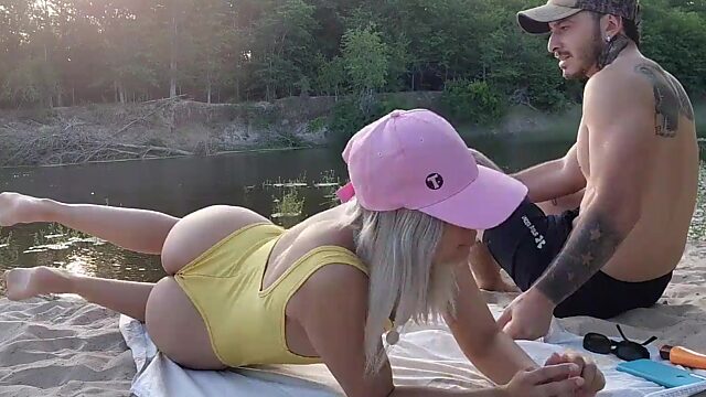 Phat ass teen craves for cock on the beach - Amateur Porn