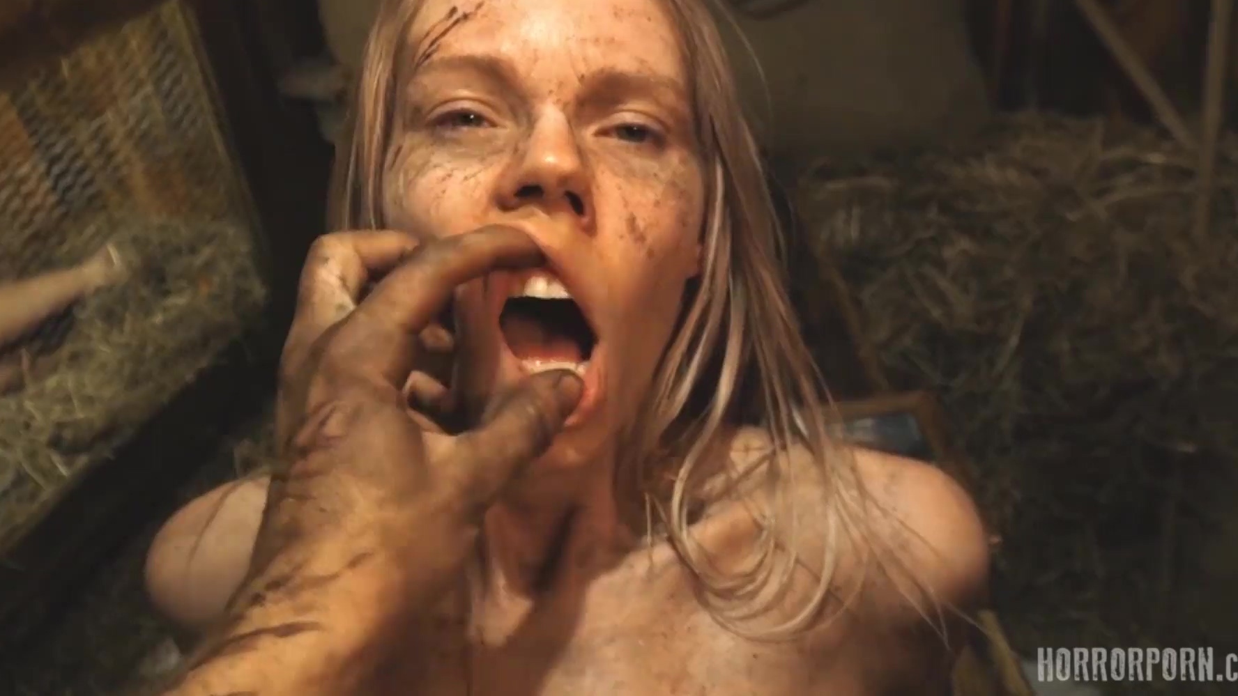 Ikki erkak ayolni jinsiy aloqa qilish uchun boglab qoygan