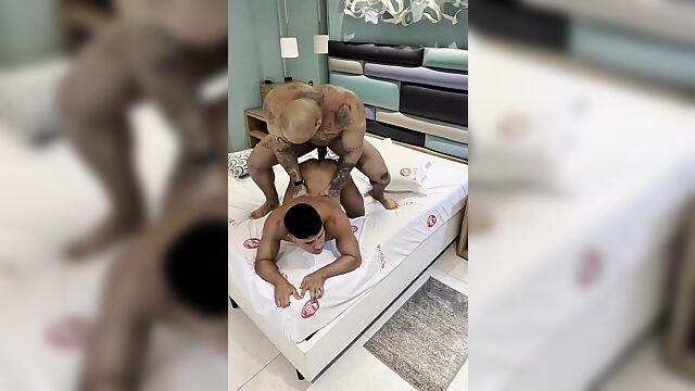 Gay-Amateur lutscht zum ersten Mal den großen mexikanischen Schwanz seines Schwagers