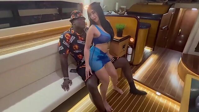 En las aguas de Miami, Valerie Kay disfruta de su momento de BBC en el yate.