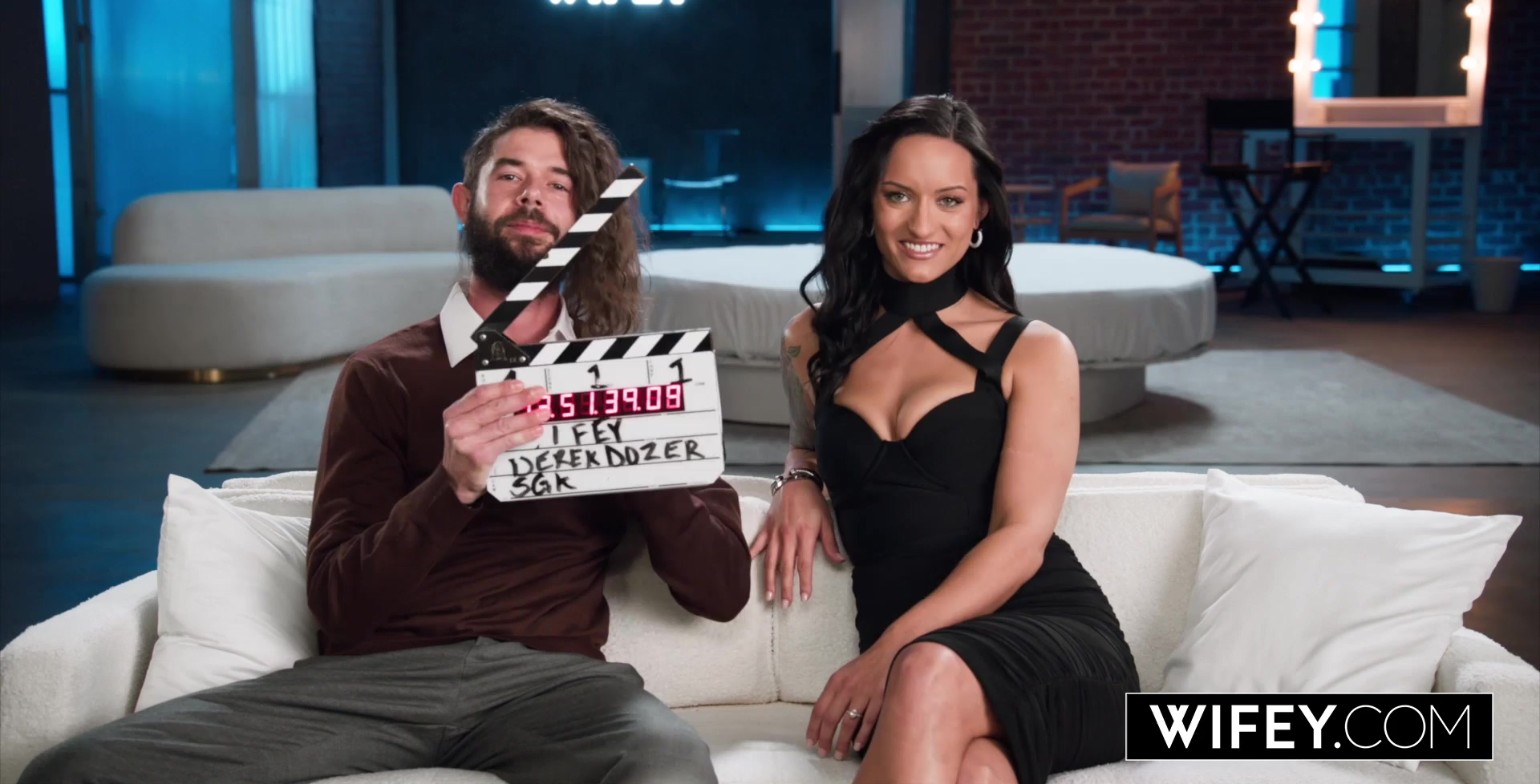 Luksusowa rozpustnica Alyx Urie zaspokaja wszystkie swoje otwory twardym czarnym kutasem na oczach swojego rogacza.