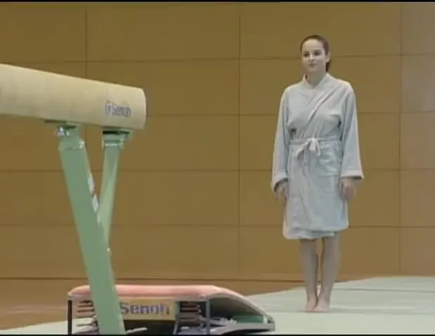 Румынская гимнастка Корина Унгуряну! Не знаю, зачем она сняла это видео, но какая фигня!