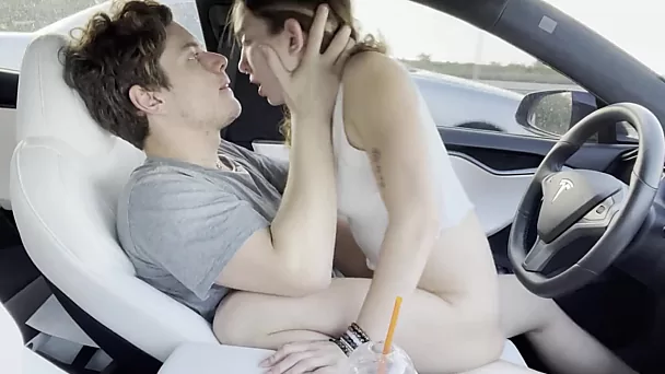 Jeune couple baise dans la voiture au volant - porno amateur