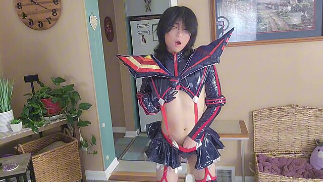 La femboy asiática se masturba tímidamente con su nuevo cosplay de Ryuuko Matoi.