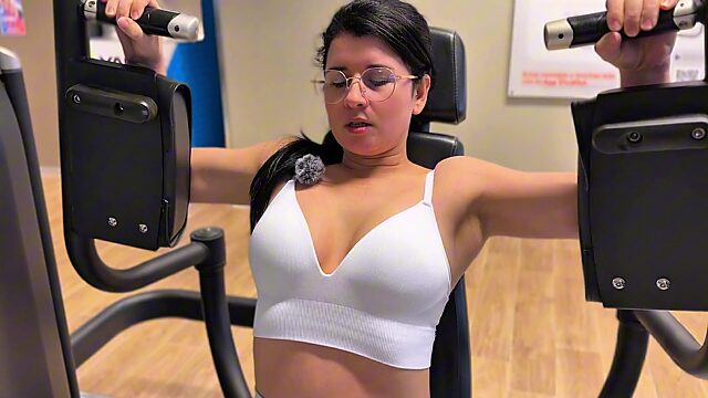 Una chica morena del gimnasio hace un ejercicio cardiovascular después del entrenamiento con su crush en POV