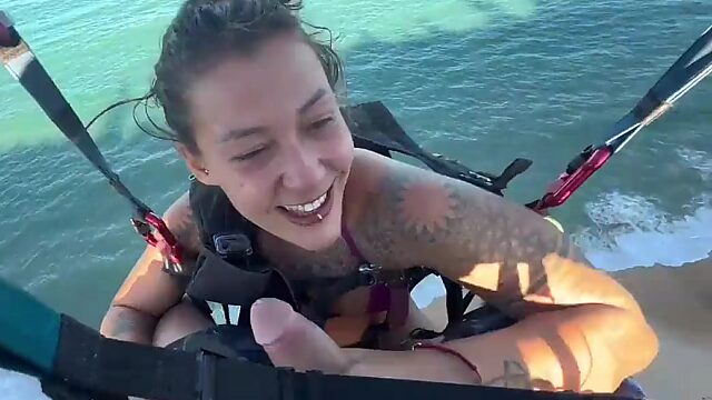 Una chica cachonda tiene su boca apretada y jugosa follada apasionadamente