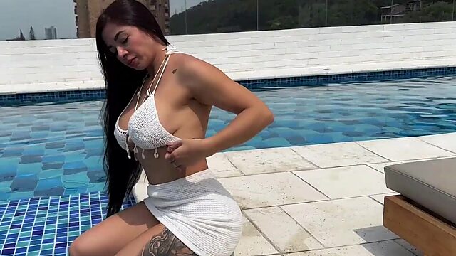 Kurvige Latina Milf lässt einen jungen Hengst eine echte Frau schmecken