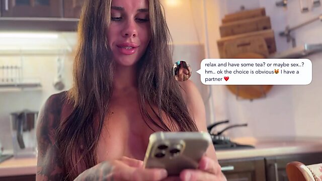 Reina en forma pide sexo anal y creampie por la mañana