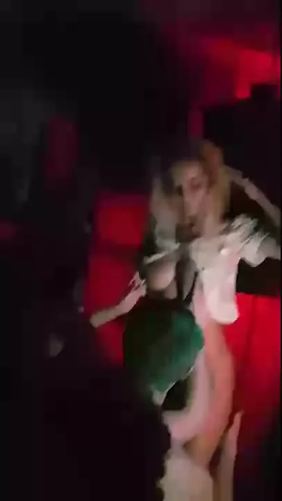Une danseuse se fait peloter par le public