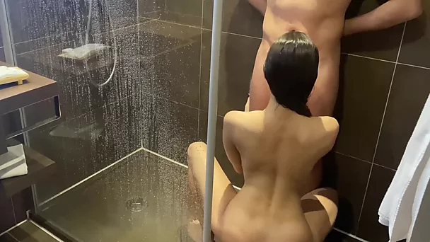 Vídeo caseiro com foda apaixonada no chuveiro