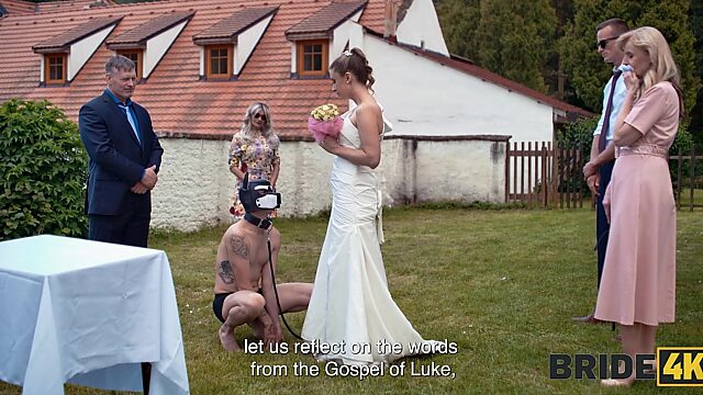 El prometido de la mascota complace a la novia con cunni y sexo salvaje frente a todos los invitados después de la ceremonia de la boda.