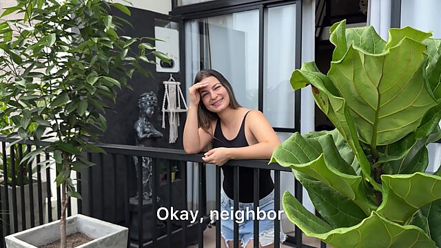 Latina lädt verheirateten Nachbarn zu sich ein, bläst ihm einen und reitet ihn